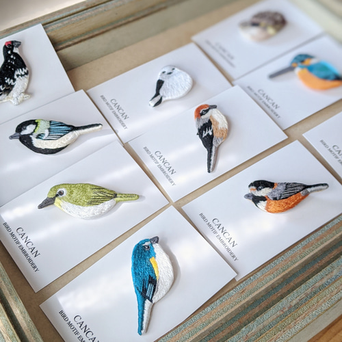 モズの刺繍ブローチ（オレンジ） 鳥 ブローチ cancan 通販 10203196