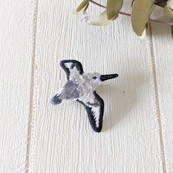 ミユビシギの刺繍ブローチ　鳥　ラッキーモチーフ 2枚目の画像