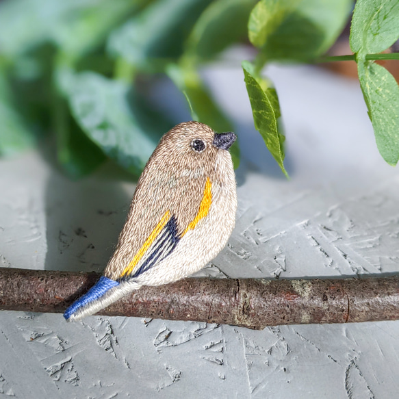 ルリビタキ（♀）の刺繍ブローチ　鳥 1枚目の画像