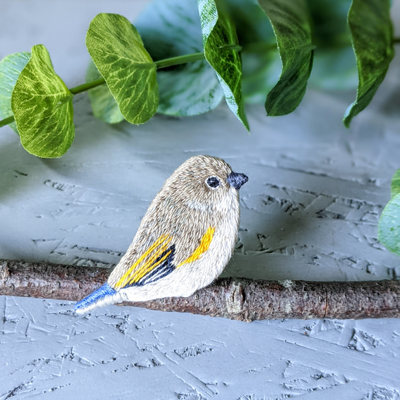 ルリビタキ（♀）の刺繍ブローチ　鳥 3枚目の画像