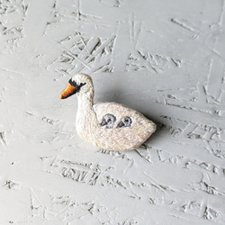 コブハクチョウの親子刺繍ブローチ　白鳥　刺繍 2枚目の画像