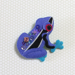 カエルのブローチ　紫 1枚目の画像