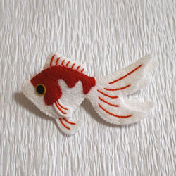 金魚のブローチ　赤白 1枚目の画像