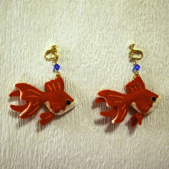 金魚のイヤリング　赤 2枚目の画像