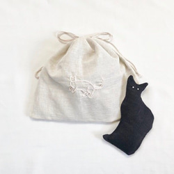 黒猫のサシェと刺繍入り巾着袋のセット（ローズの香り） 1枚目の画像
