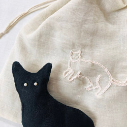 黒猫のサシェと刺繍入り巾着袋のセット（ローズの香り） 2枚目の画像