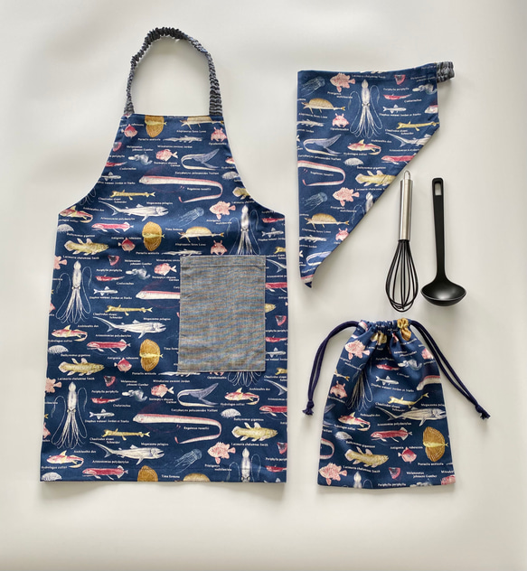 深海魚柄☆120〜130こどもエプロン、三角巾、巾着の3点セット 1枚目の画像