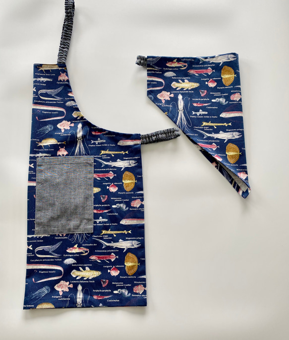 深海魚柄☆120〜130こどもエプロン、三角巾、巾着の3点セット 2枚目の画像