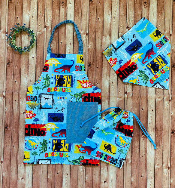 恐竜ロゴ柄☆100〜110こどもエプロン、三角巾、巾着3点セット 1枚目の画像