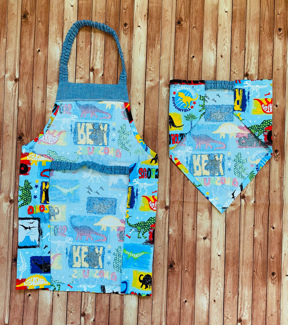 恐竜ロゴ柄☆100〜110こどもエプロン、三角巾、巾着3点セット 3枚目の画像