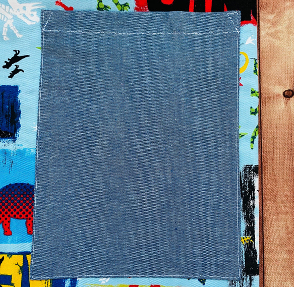 恐竜ロゴ柄☆100〜110こどもエプロン、三角巾、巾着3点セット 4枚目の画像