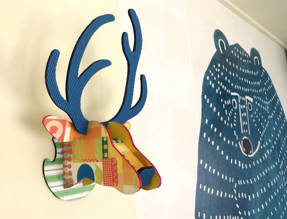 鹿の壁掛け〔ブルー＆イエロー・少し大きめサイズ〕玄関やお部屋を飾る
