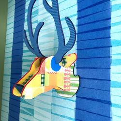 鹿の壁掛け〔ブルー＆イエロー・少し大きめサイズ〕玄関やお部屋を飾るアニマルヘッド/アニマルトロフィー【受注生産】 2枚目の画像