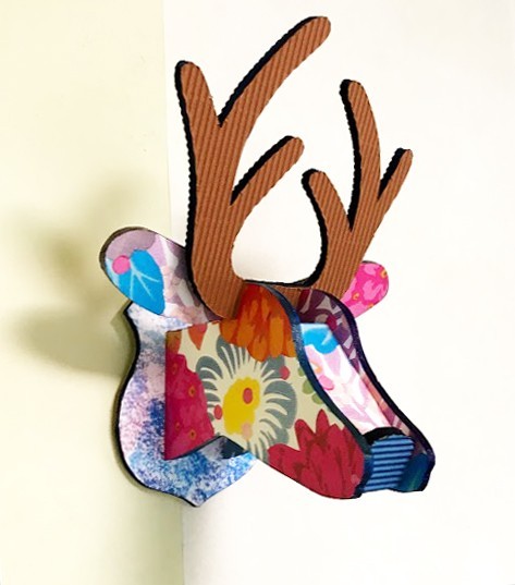 鹿の壁掛け〔ブラウン＆ピンクのお花・小さいサイズ〕玄関やお部屋に飾るアニマルヘッド/アニマルトロフィー【受注生産】