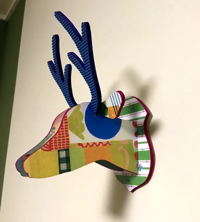 鹿の壁掛け〔ブルー＆イエローポップ・小さいサイズ〕　玄関やお部屋を飾るアニマルヘッド/アニマルトロフィー　受注販売