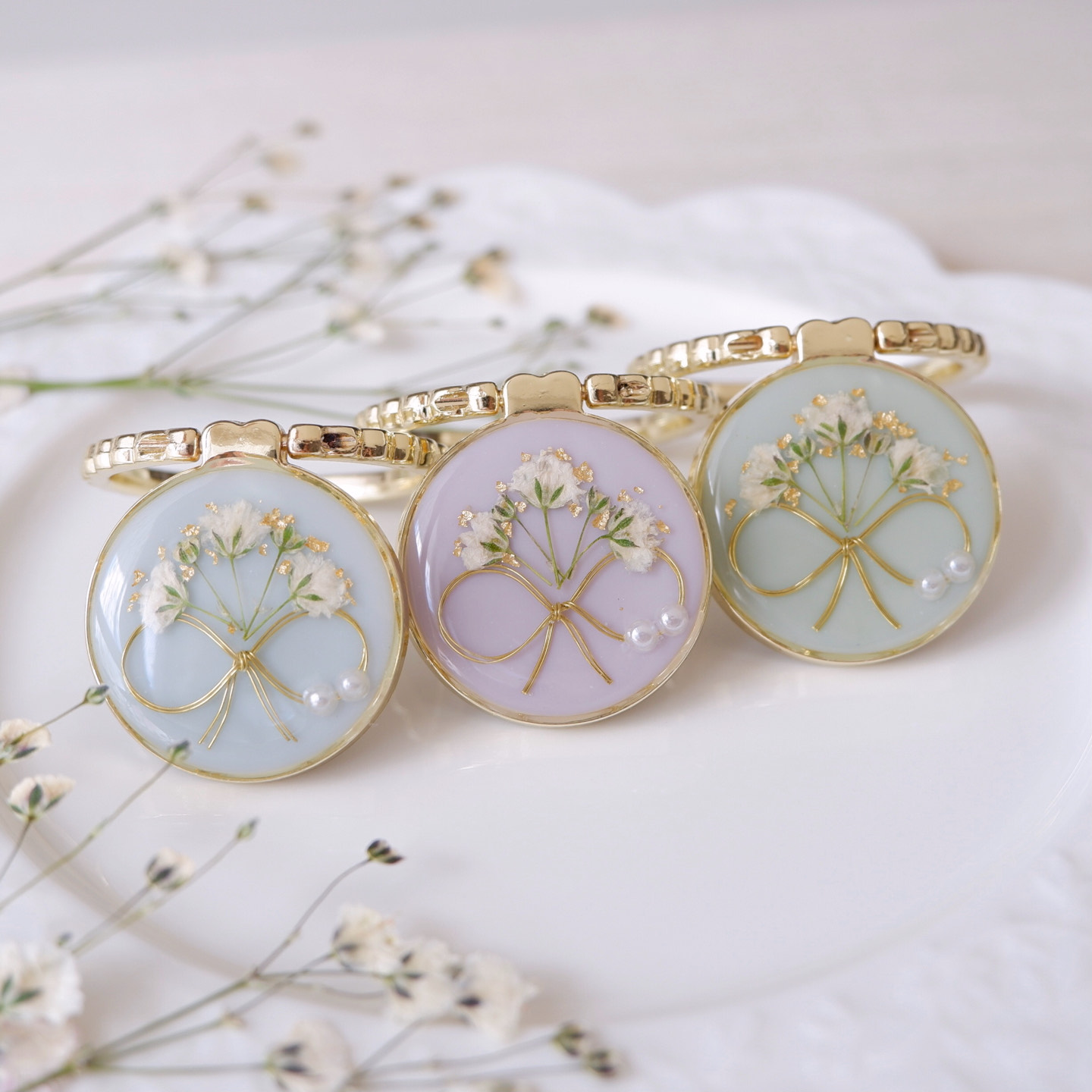 ❁スマホリング付き❁【全機種対応】かすみ草ブーケのスカラップ❁.*･ﾟスマホケース