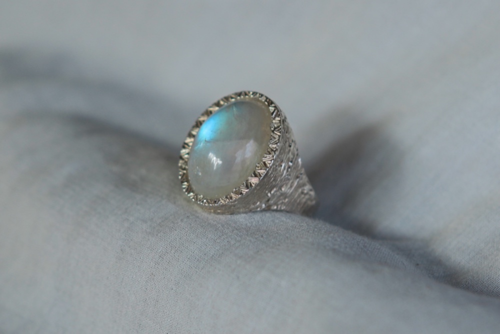 月のヒカリ◇レインボームーンストーンボリュームリング