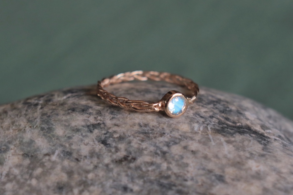 雨粒のようなロイヤルブルームーンストーンの三つ編みゴールドリング