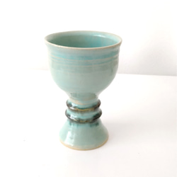 エメラルドグリーンの陶器のゴブレット 1枚目の画像