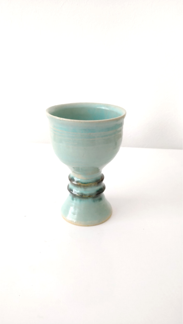 エメラルドグリーンの陶器のゴブレット 1枚目の画像