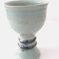 エメラルドグリーンの陶器のゴブレット 3枚目の画像