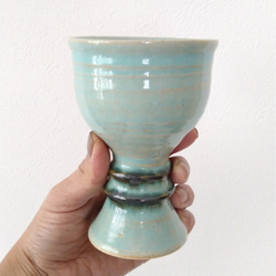 エメラルドグリーンの陶器のゴブレット 4枚目の画像