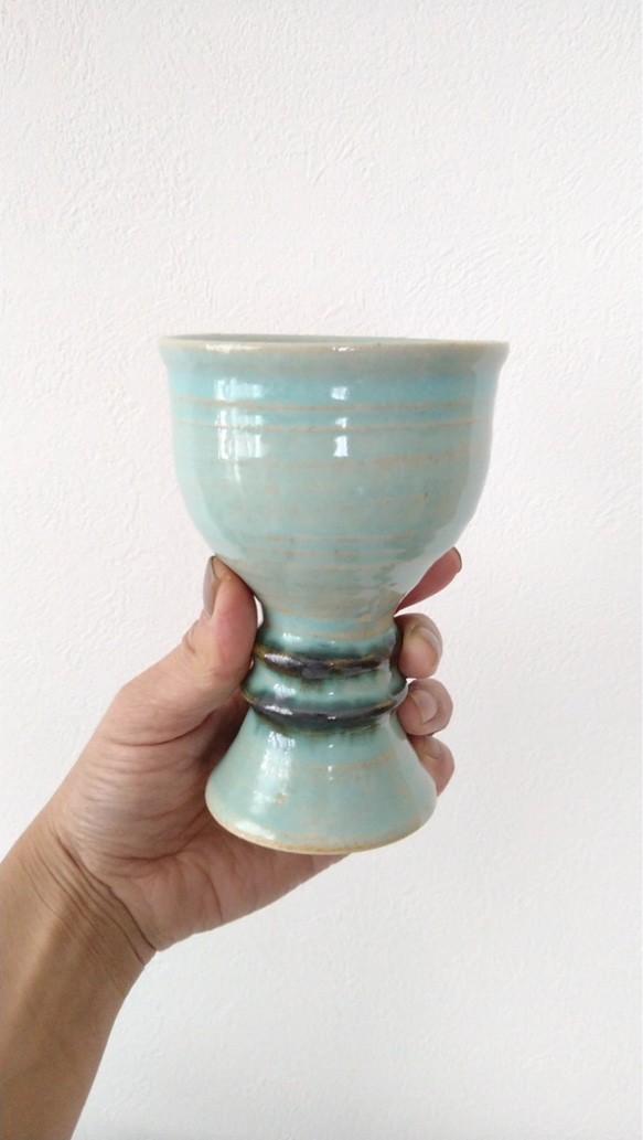 エメラルドグリーンの陶器のゴブレット 4枚目の画像