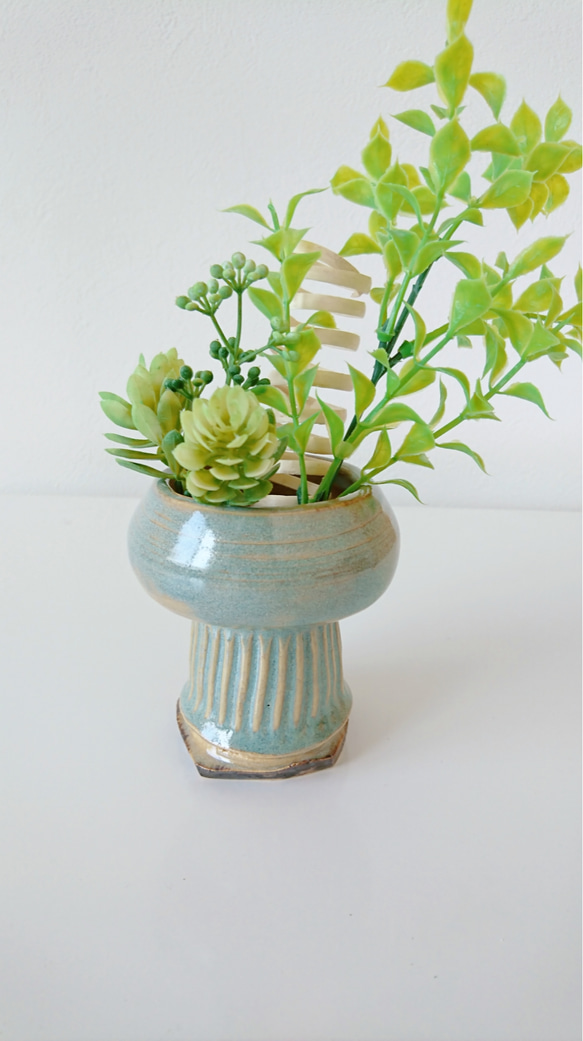 ささっと素敵に飾れるギリシャ神殿風小ぶりの花瓶※送料無料※ 1枚目の画像