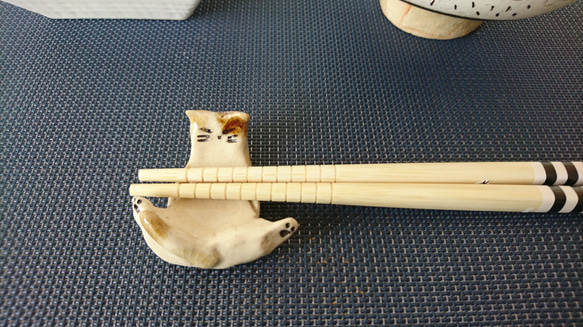スコ座りブチ猫の箸置き 2枚目の画像