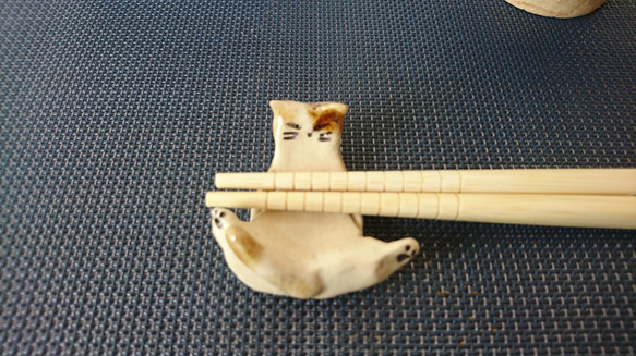 スコ座りブチ猫の箸置き 3枚目の画像