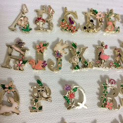 【送料込み】飾り文字チャーム☆カワイイ☆2文字お選びください☆アルファベット 2枚目の画像