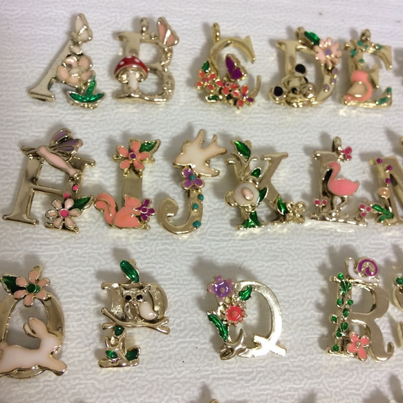 【送料込み】飾り文字チャーム☆カワイイ☆2文字お選びください☆アルファベット 2枚目の画像