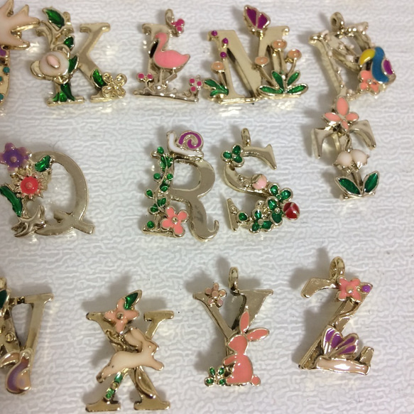 【送料込み】飾り文字チャーム☆カワイイ☆2文字お選びください☆アルファベット 3枚目の画像