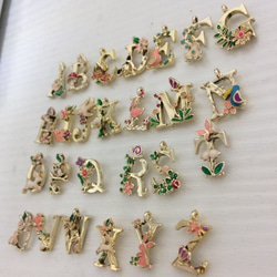 【送料込み】飾り文字チャーム☆カワイイ☆2文字お選びください☆アルファベット 4枚目の画像