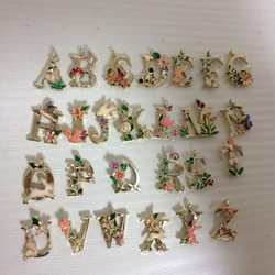 【送料込み】飾り文字チャーム☆カワイイ☆2文字お選びください☆アルファベット 6枚目の画像