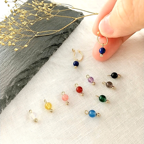痛くないイヤリング☆小さな天然石の揺れるシンプルイヤリング/196