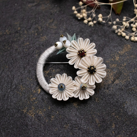 つまみ細工 ブローチ 「FLORIANTAL WREATH」 Nostalgic flowers 1枚目の画像