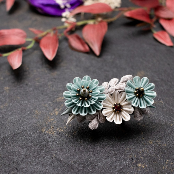 つまみ細工 ブローチ 「FLORIANTAL WREATH」 Nostalgic flowers 1枚目の画像