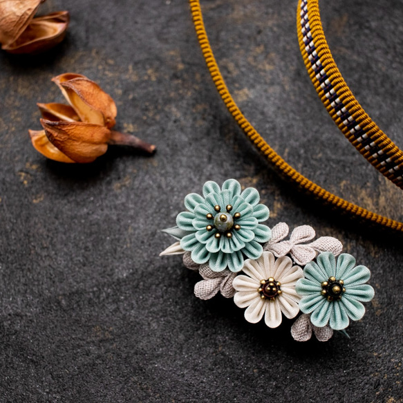 つまみ細工 ブローチ 「FLORIANTAL WREATH」 Nostalgic flowers 2枚目の画像