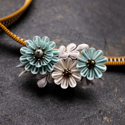 つまみ細工 ブローチ 「FLORIANTAL WREATH」 Nostalgic flowers 3枚目の画像