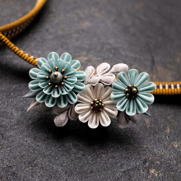 つまみ細工 ブローチ 「FLORIANTAL WREATH」 Nostalgic flowers 3枚目の画像