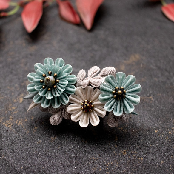 つまみ細工 ブローチ 「FLORIANTAL WREATH」 Nostalgic flowers 4枚目の画像