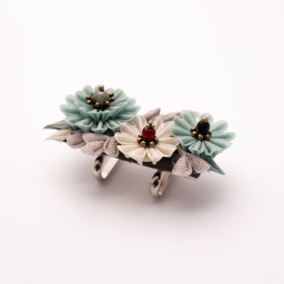 つまみ細工 ブローチ 「FLORIANTAL WREATH」 Nostalgic flowers 8枚目の画像