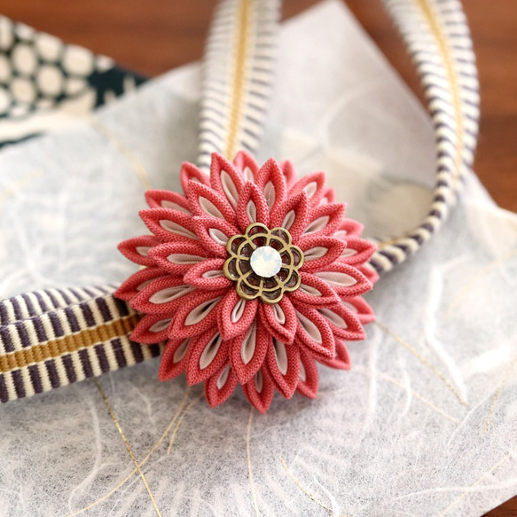 帯留「花小粋」マットピンク | つまみ細工 帯留め 和 | 受注制作 1枚目の画像