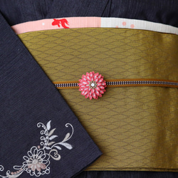 帯留「花小粋」マットピンク | つまみ細工 帯留め 和 | 受注制作 3枚目の画像