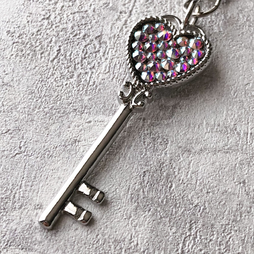 キラキラハートのキーホルダー 鍵モチーフ シルバー×クリスタルAB