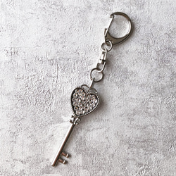 キラキラハートのキーホルダー 鍵 モチーフ スワロフスキー シルバー