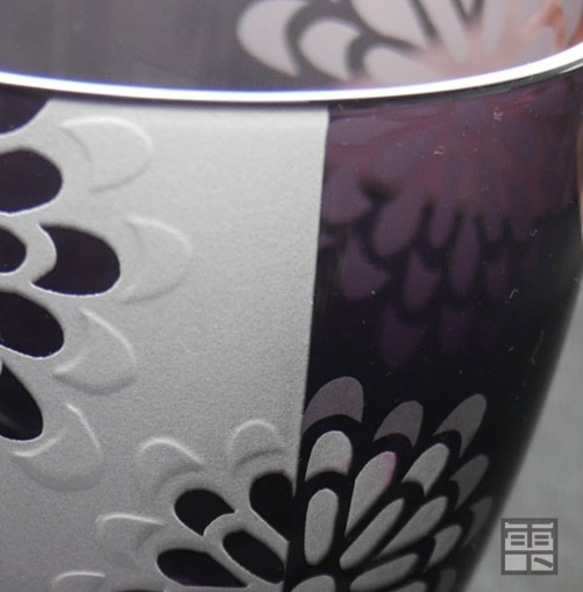 菊の和モダン冷酒グラス（紫） 3枚目の画像