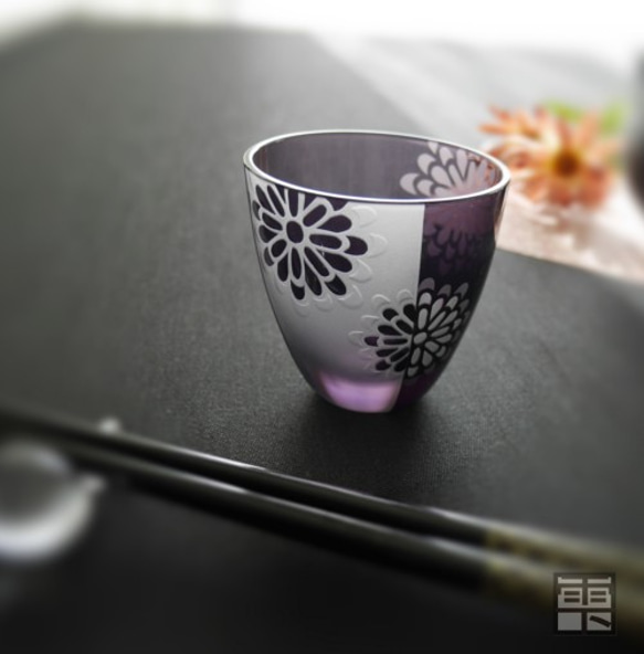 菊の和モダン冷酒グラス（紫） 4枚目の画像