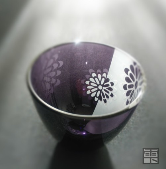 菊の和モダン冷酒グラス（紫） 5枚目の画像